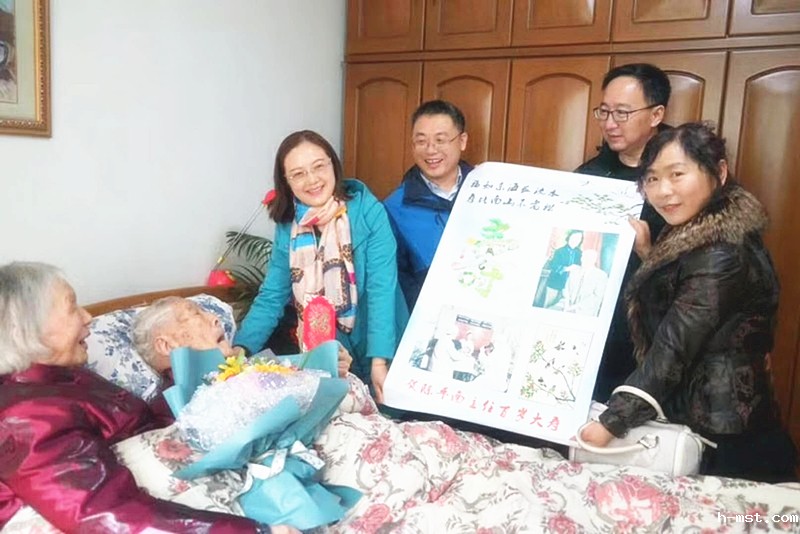 消化科为陈主任祝寿.jpg 消化科为陈主任祝寿.jpg