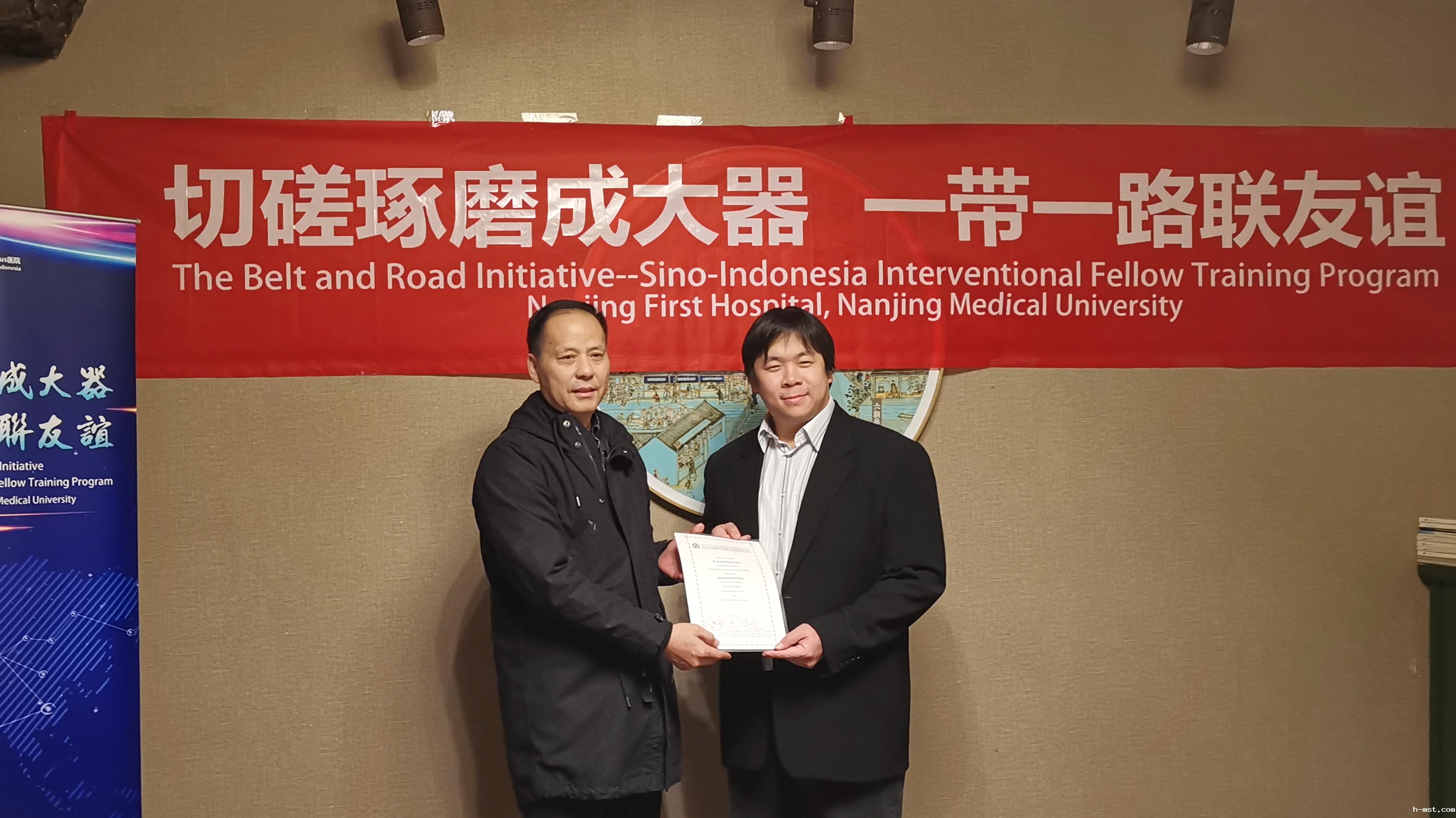 图1 陈绍良教授给Andi博士颁发进修培训结业证书.jpg