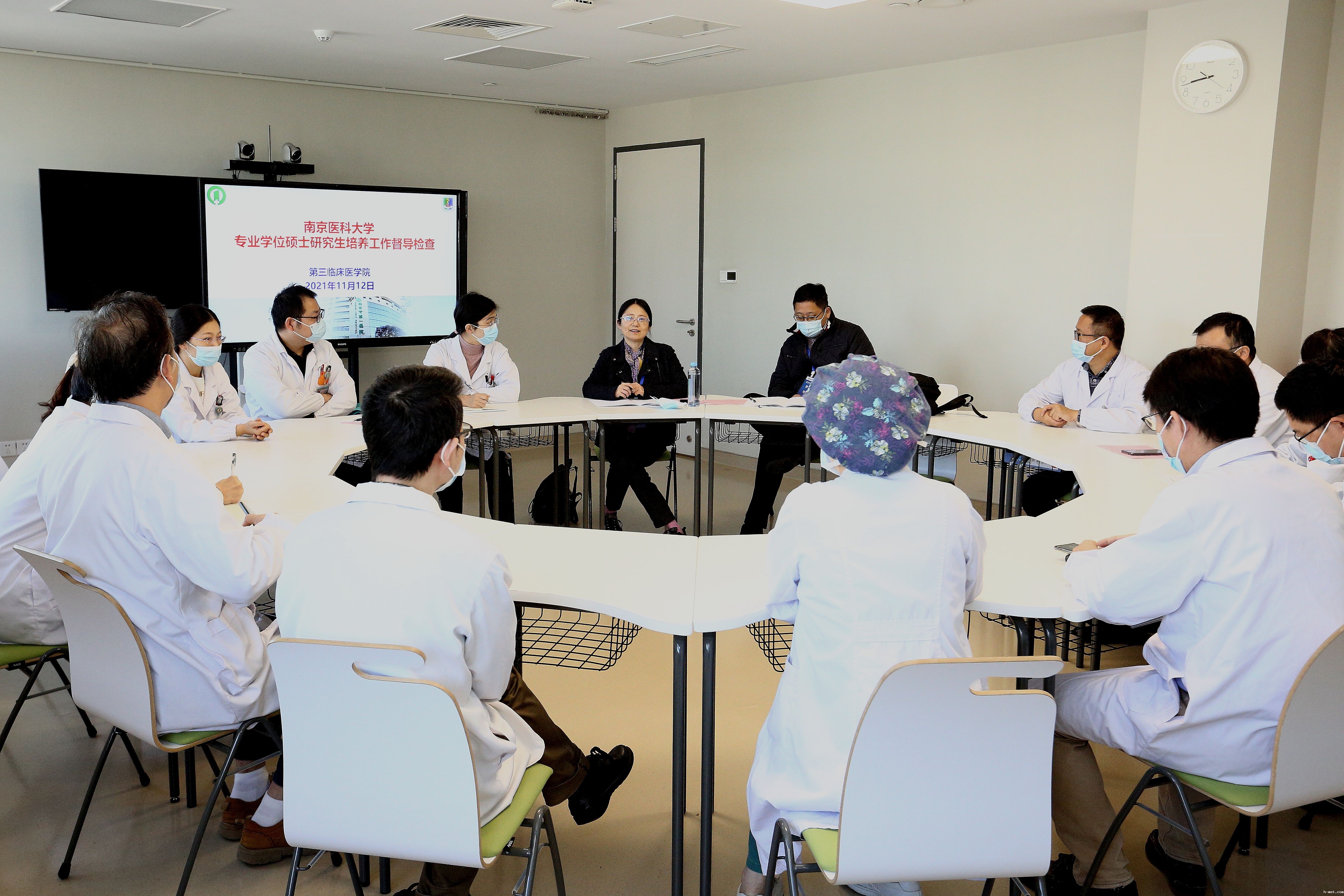 2 老师座谈会.JPG