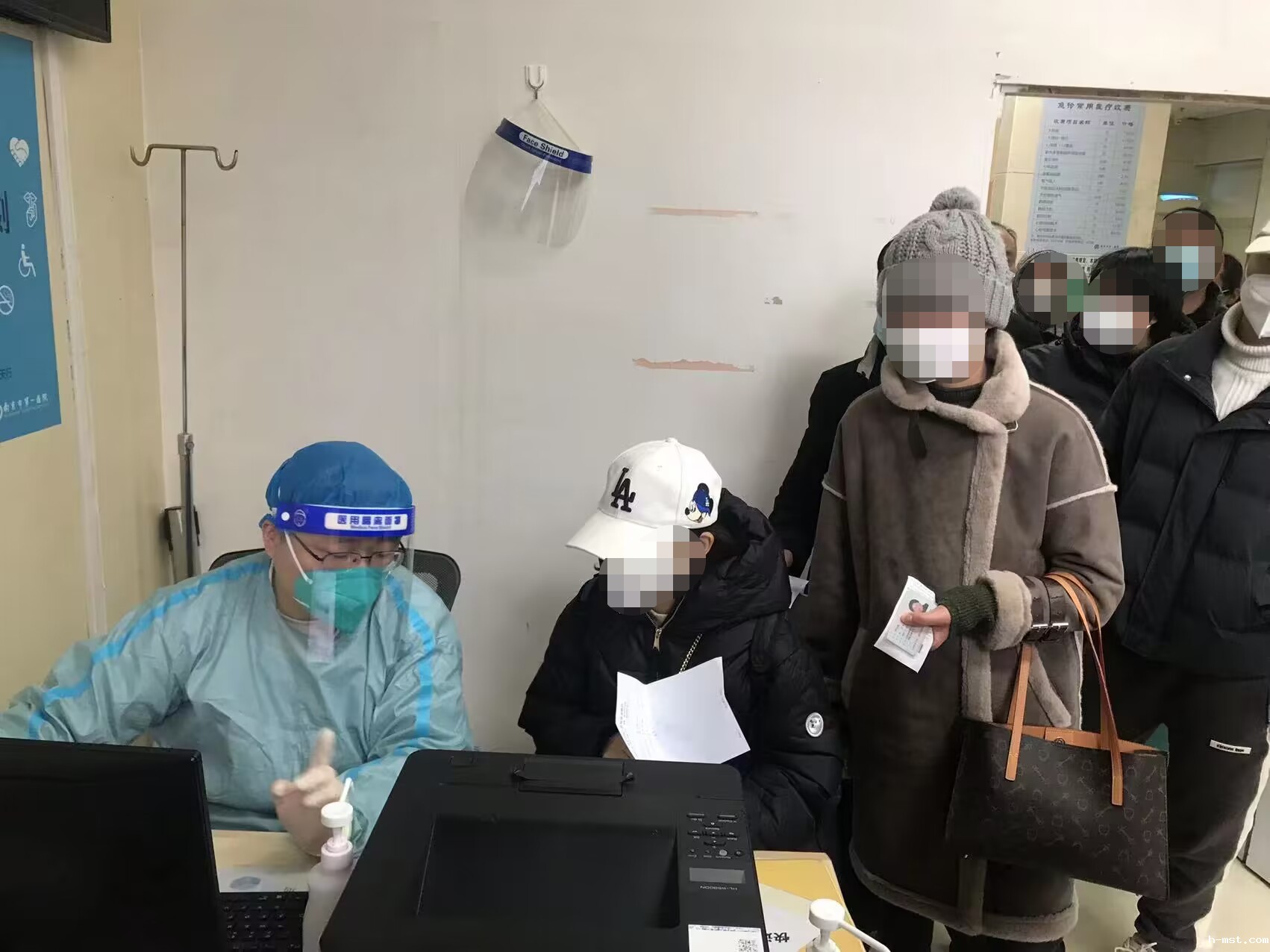 1675409657916555.jpg 住院学员问诊患者.马.jpg