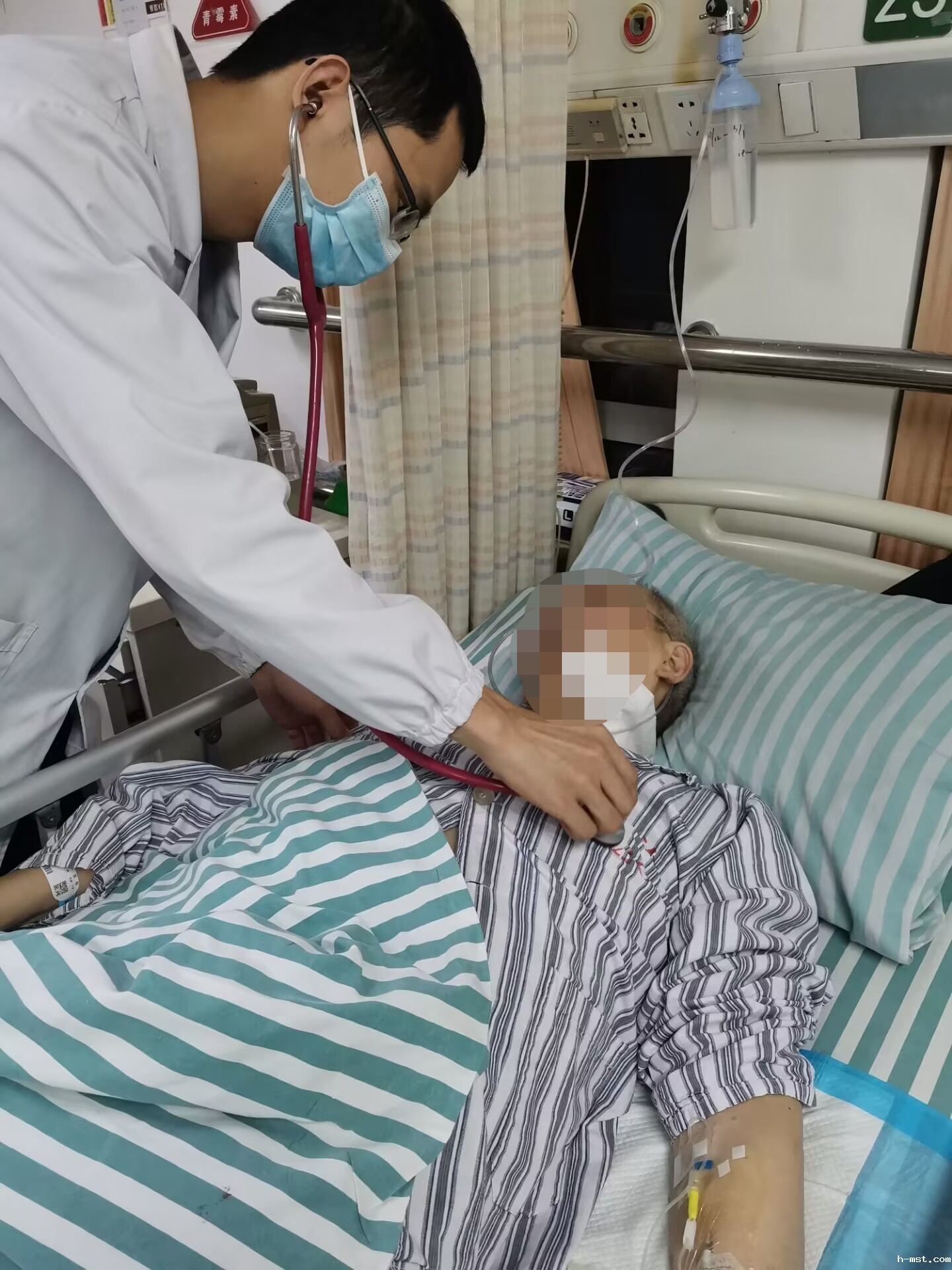 1675409768961210.jpg 住培学员齐波为患者查体.马.jpg