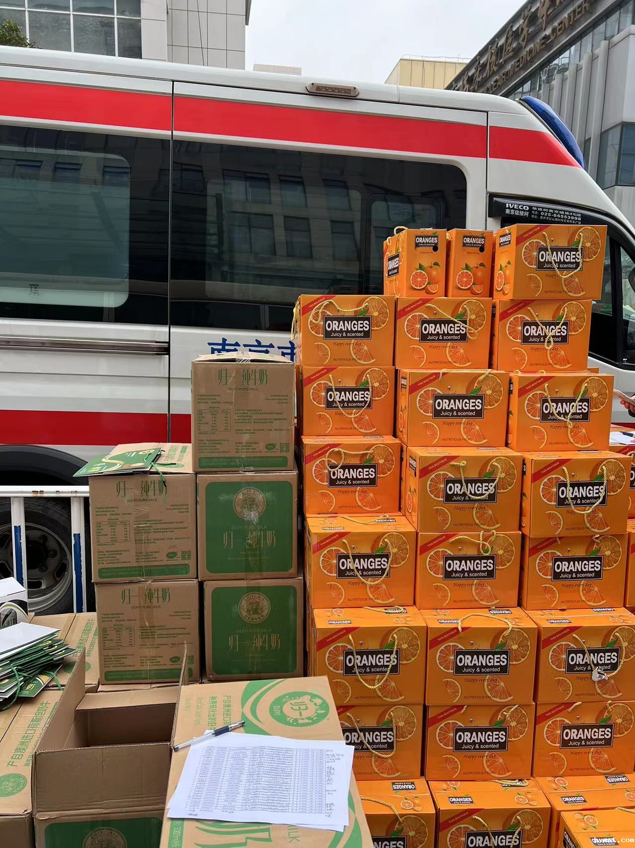 1675410269548872.jpg 为学员发放慰问物资.jpg