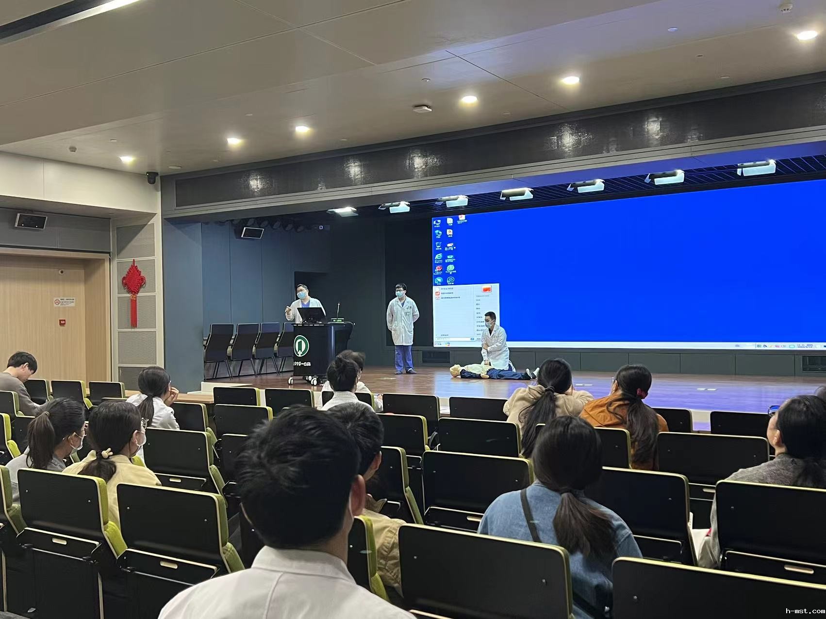 急诊科-心肺复苏演示.jpg