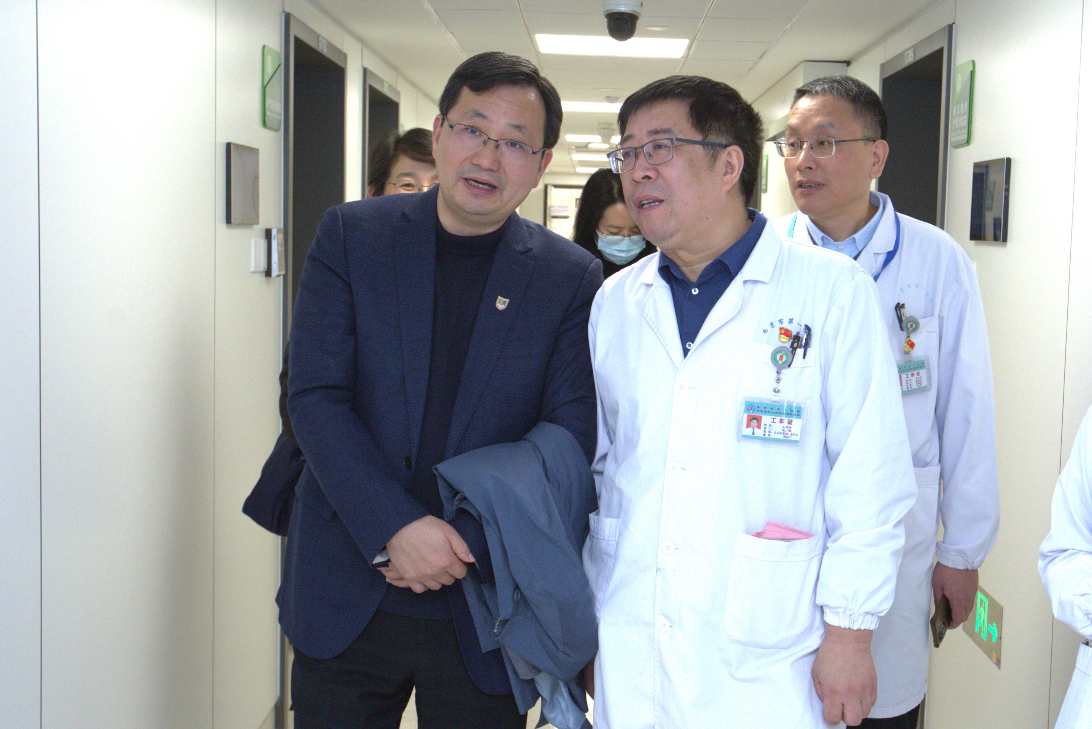 1706161100346973.jpg 校领导参观技能中心.jpg