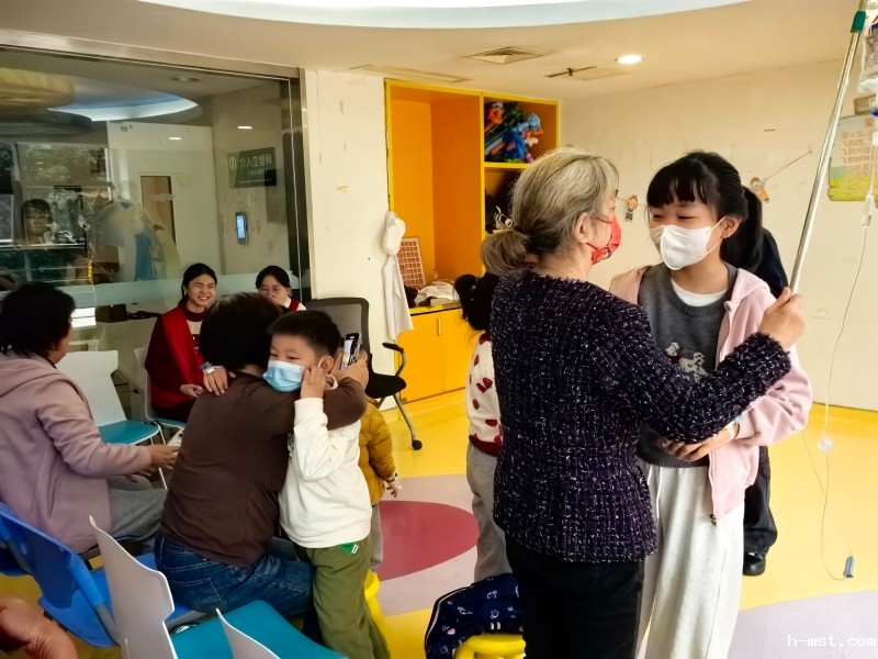 1761865023527656.jpg 拥抱.jpg